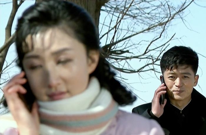 조선중앙TV 드라마 ‘백학벌의 새봄’ 속 연인인 경미와 영덕이 대화하는 모습. [사진 출처 = 연합뉴스]