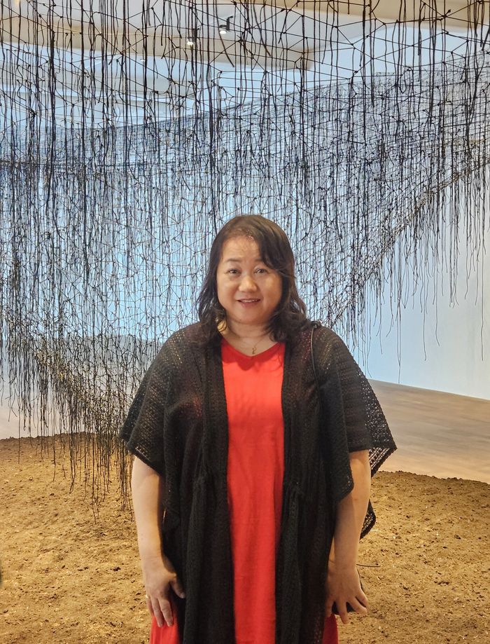 시오타 치하루가 자신의 개인전이 열리고 있는 서울 종로구 평창동 가나아트센터 전시장에서 환하게 웃고 있다. 송경은 기자