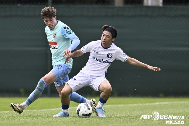 요코타를 원한 팀은 더 있었던 것으로 알려진다. ‘키커’는 “하노버 외에도 분데스리가 승격팀인 장크트파울리가 요코타에게 관심을 보였다”며 “장크트파울리는 요코타와 협상을 벌였지만 합의점을 찾지 못했다”고 전했다. 이어 “하노버가 요코타 영입에 가장 적극적이었다. 또 가장 빨랐다”고 했다. 요코타는 “하노버의 제안에서 진심이 느껴졌다”며 “이 팀에서 뛰고 싶다는 생각이 강했다”고 하노버 입단 소감을 전했다. 하노버는 요코타에게 큰 기대를 걸고 있다. 마르쿠스 만 하노버 단장은 “요코타는 스피드가 강점으로 일대일 상황에 아주 강하다”며 “요코타는 공간을 공략할 줄 아는 선수”라고 짚었다. 이어 “요코타는 측면에서 중앙으로 치고 들어가 공격 포인트를 올릴 수 있는 선수다. 해결사 능력도 갖춘 선수로 기대가 크다”고 했다. 사진=AFPBBNews=News1