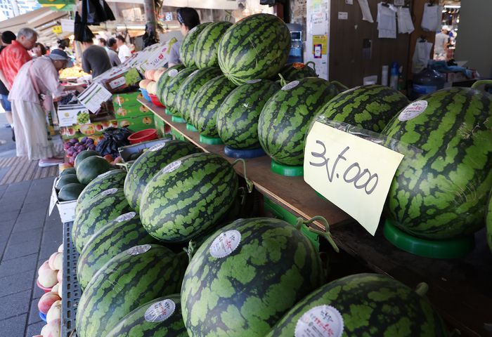 27일 서울 동대문구 청량리종합시장 한 가게에 수박이 진열돼 있다. [사진 = 연합뉴스]