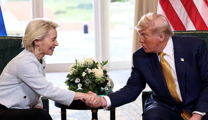 트럼프와 협상에서 굴욕 참고 태연한 연기력 선보인 EU 정상 도널드 트럼프 미국 대통령과 무역협상 타결을 위해 27일(현지시간) 영국 스코틀랜드 소재 트럼프 골프장까지 찾아가 합의를 완성하고 악수하는 우르줄라 폰데어라이엔 유럽연합 집행위원장(왼쪽). <사진=로이터 연합뉴스>