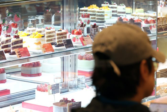 서울 시내 한 프랜차이즈 카파ㅔ 매장에 케이크가 진열돼 있다. [사진 = 연합뉴스]