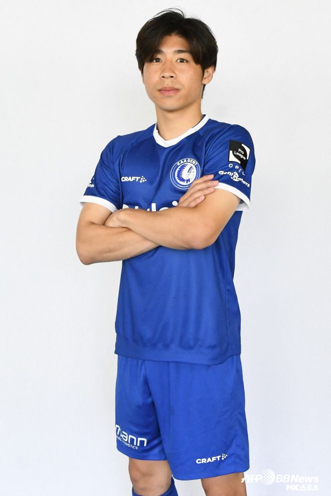 요코타는 ‘도전의 아이콘’이다. 요코타는 유소년 팀만 세 팀을 거쳤다. 가와사키 프론탈레에서 축구를 시작해 독일 유학길에 올랐다. 요코타는 FSV 프랑크푸르트, FC 카를 차이스 예나 유소년 팀을 거쳤다. 요코타는 라트비아 프로축구 소속 발미에라 FC에서 프로에 데뷔했다. 이후 구르니크 자브제(폴란드), KAA 헨트(벨기에)를 거쳤다. 지난 시즌엔 독일 프로축구 2부 리그 카이저슬라우테른에서 1년 임대 생활을 했다. 요코타는 지난 시즌 독일 프로축구 2부 리그 25경기에서 4골 2도움을 기록했다. 독일 ‘키커’는 요코타에게 시즌 평점 3.31점을 매겼다. 키커는 덧붙여 “측면에서 빠른 발과 돌파로 존재감을 나타냈다”고 했다. 사진=AFPBBNews=News1