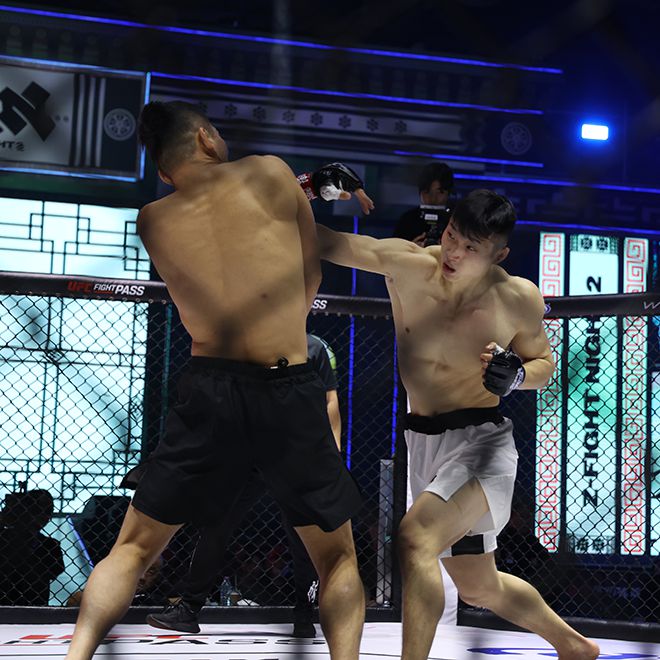 ‘코리안 좀비’ 정찬성의 제자 장윤성이 2024년 12월 경기도 고양시 KINTEX 제2전시장 7A홀 ZFN 2 메인카드 제4경기에서 UFC 7경기 출신 사토 다카시한테 라이트 스트레이트를 시도하고 있다. 둘의 시합은 UFC Fight Pass로 세계 200여 나라에 생중계됐다. 사진=MCP ECC
