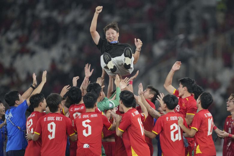 김상식 베트남 U-23 축구대표팀 감독이 베트남 선수들로부터 헹가래를 받고 있다.  AP연합뉴스