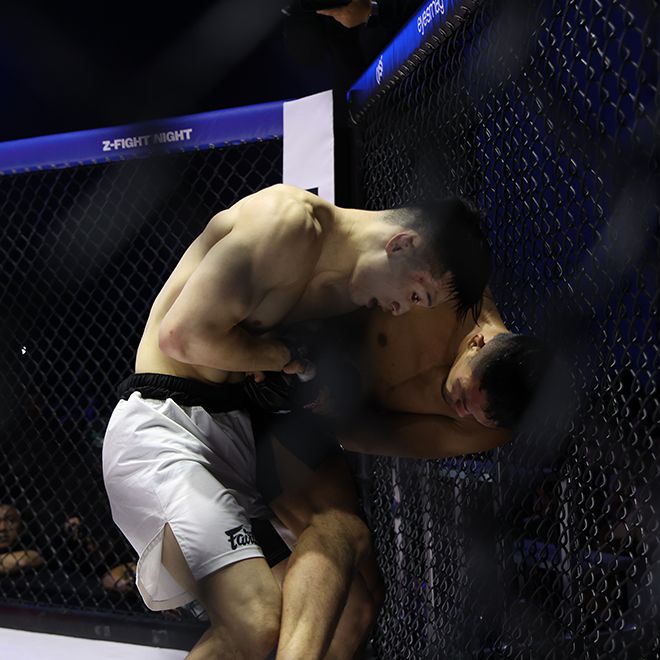 ‘코리안 좀비’ 정찬성의 제자 장윤성이 2024년 12월 경기도 고양시 KINTEX 제2전시장 7A홀 ZFN 2 메인카드 제4경기 클린치 공방에서 사토 다카시를 케이지로 밀어붙이고 있다. 둘의 시합은 UFC Fight Pass로 세계 200여 나라에 생중계됐다. 사진=MCP ECC