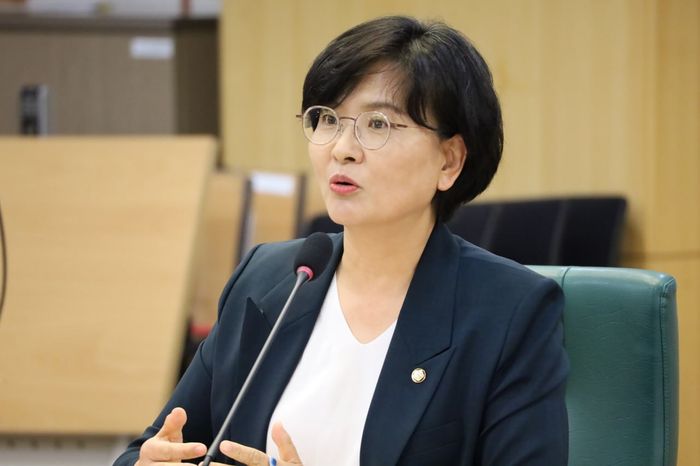 30일 국회의원회관에서 열린 ‘광역·기초의회 선거제 개혁 시범사업 확대를 위한 추진단 발족 및 토론회’에서 임미애 더불어민주당 의원이 환영사를 하고 있다. [사진 = 임미애 의원실]