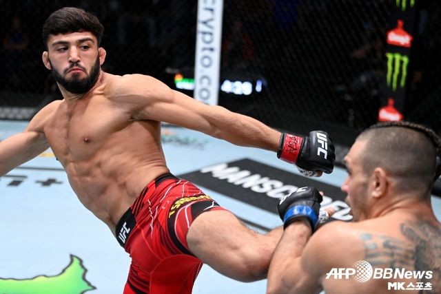 사루키안은 자신이 토푸리아에게 패한다면 50만 달러를 주겠다고 도발했다. 물론 승리하게 되면 토푸리아가 50만 달러를 줘야 한다는 말과 함께 말이다. 사진=AFPBBNews=News1