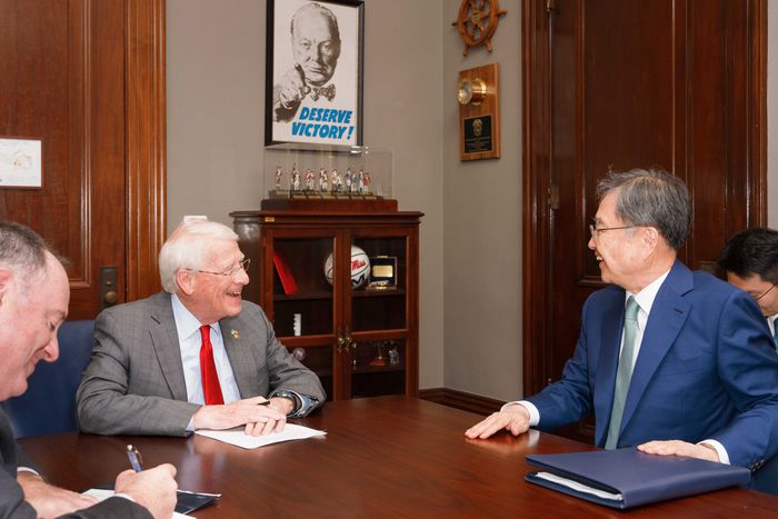 조현 외교부 장관이 31일 오후(현지시간) 미국 워싱턴 DC 연방의회에서 로저 위커(Roger Wicker) 상원 군사위원장(공화/미시시피)과 면담을 하고 있다. [사진 = 외교부]