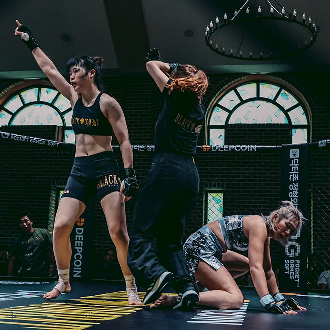 전수민(왼쪽)이 Hoost Cup 킥복싱 63㎏ 챔피언 구마가이 마리나한테 다운을 뺏은 후 공격을 이어가자 주심이 개입하여 TKO승을 선언하고 있다. 현재 전수민은 블랙컴뱃 종합격투기 여자부 랭킹 1위다. 사진=이데아 파라곤