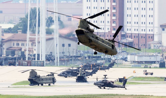 지난달 29일 경기도 평택시 캠프 험프리스에서 치누크 헬기가 이륙하는 모습. 기사 내용과 직접적인 관련 없음. [사진 출처 = 연합뉴스]