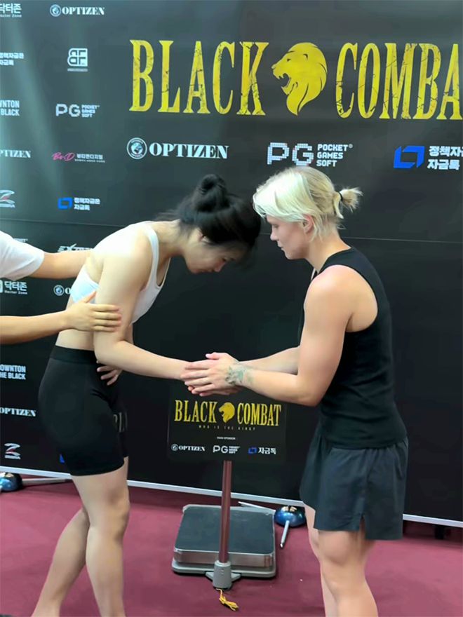 블랙컴뱃 여성부 P4P 1위 ‘짱구’ 전수민이 2025년 8월 블랙컴뱃 라이즈 7 코-메인이벤트 계체 실패 후 국제종합격투기연맹 세계청소년선수권대회 금메달리스트 알료나 아기셰바에게 사과하고 있다. 사진=이데아 파라곤