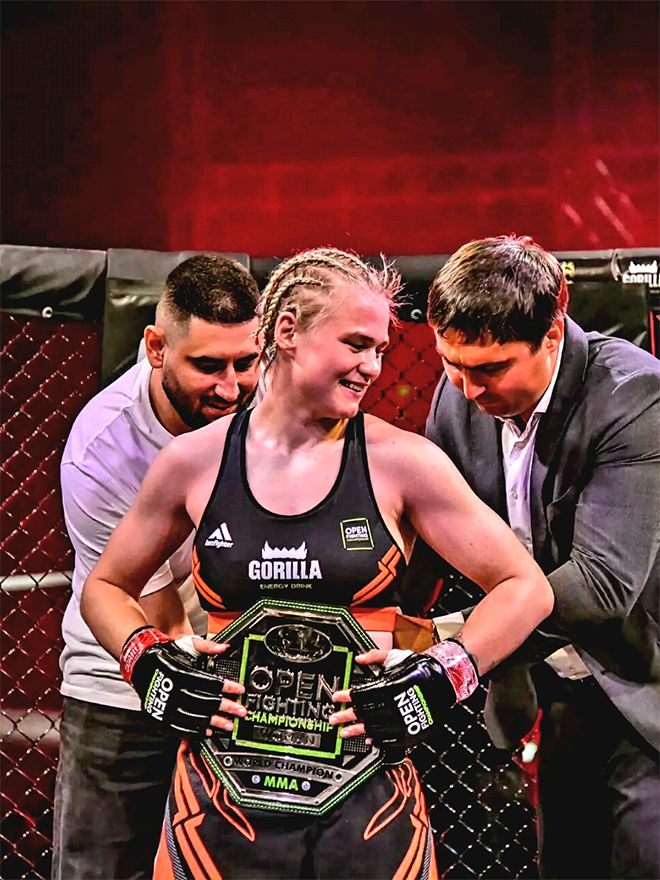 알료나 아기셰바가 2024년 6월 러시아 OFC 여자 밴텀급 챔피언 벨트를 차고 있다. ‘파이트 매트릭스’ 세계랭킹 62명을 보유한 유럽 8위 및 글로벌 26위 규모 종합격투기 단체를 제패했다. 사진=Open Fighting Championship