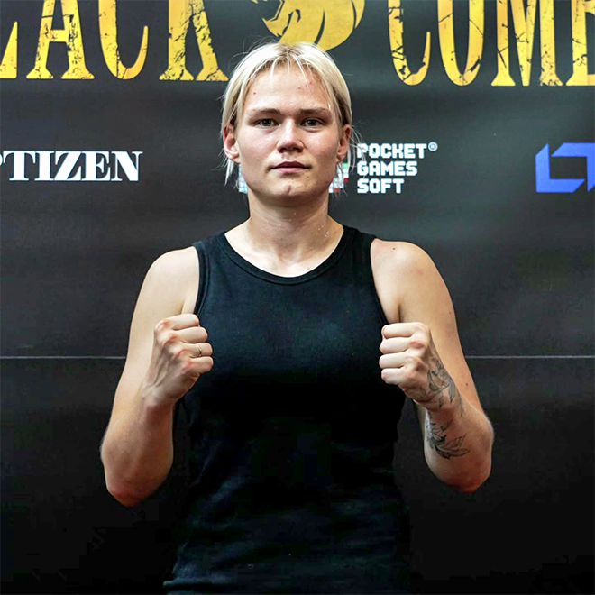 국제종합격투기연맹 세계청소년선수권대회 금메달리스트 알료나 아기셰바가 2025년 8월 블랙컴뱃 라이즈 7 코-메인이벤트 계체 통과 기념 촬영을 하고 있다. 사진=이데아 파라곤