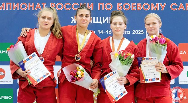 2025 러시아삼보연맹 컴뱃 여자선수권대회 65㎏ 시상식. 알료나 아기셰바(오른쪽)는 동메달을 획득했다. 사진=Всероссийская федерация самбо