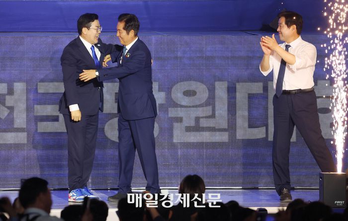 더불어민주당 정청래 신임 당대표가 2일 고양 킨텍스에서 열린 전국당원대회에서 박찬대 당대표 후보의 축하를 받고 있다. 2025.8.2[이충우기자]