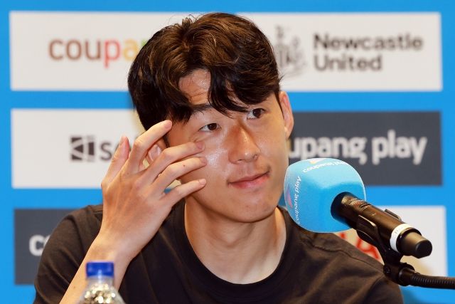 손흥민은 “한 가지 말씀드려야 할 부분이 있다”며 잠시 말을 하지 못했다. 이후 “쉽지 않은 결정이었다. 올 여름을 끝으로 팀을 떠나기로 했다. 이 부분에 대해 말씀드려야 할 것 같다. 그리고 내일 즐거운 게임을 하고자 한다”고 이야기했다. 사진=연합뉴스 제공