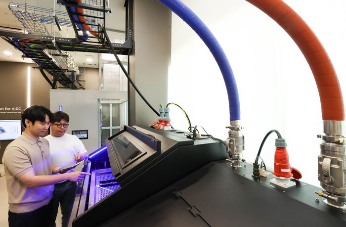 LG유플러스 직원이 평촌2센터 내 액체 냉각 기술 데모룸에서 ‘액침 냉각’ 방식을 테스트하고 있다. [사진 = LG유플러스]