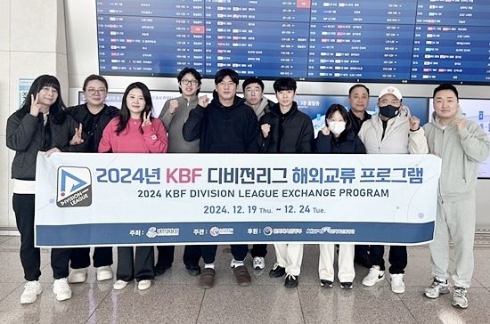 권영휘 대표는 ‘2024 KBF 디비전리그 클럽팀챔피언십‘ 우승팀(월드풀라이프) 선수 자격으로 지난해 11월 대한당구연맹 국외교류프로그램의 일환으로 독일을 다녀왔다. 인천공항에서 출국하기 앞서 기념촬영하는 국외교류프로그램 선수단과 관계자. 맨 오른쪽이 권 대표. (사진=대한당구연맹)