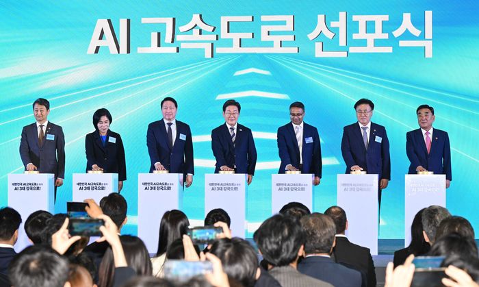 이재명 대통령이 20일 울산전시컨벤션센터에서 열린 ‘대한민국 AI 고속도로, 울산 AI데이터센터 출범식’에서 참석자들과 함께 기념 세리머니에 참여하고 있다. 왼쪽부터 안덕근 산업통상자원부 장관, 최민희 국회 과학기술정보방송통신위원장, 최태원 SK그룹 회장, 이 대통령, 아마존웹서비스(AWS) 프라사드 칼야나라만 인프라 총괄 대표, 유상임 과학기술정보통신부 장관, 김두겸 울산광역시장. 2025.6.20. 김호영기자