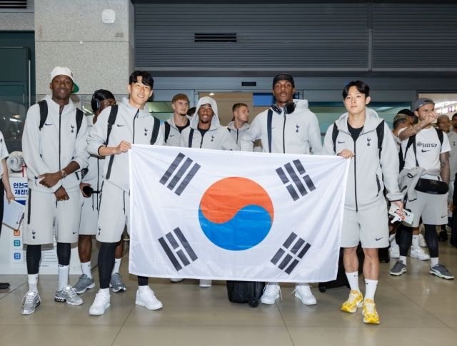 태극기를 들고 사진 촬영에 임하고 있는 손흥민(사진 왼쪽), 양민혁. 사진=쿠팡플레이 제공