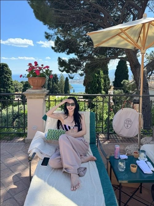 배우 한예슬이 10살 연하의 남편 류성재와 함께 이탈리아 포지타노에서 보내는 ‘신혼 감성’ 가득한 휴양 근황을 공개했다. 사진=한예슬 SNS