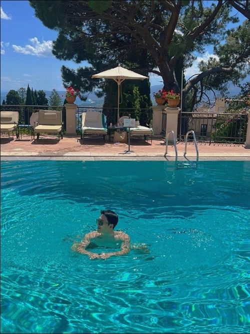 배우 한예슬이 10살 연하의 남편 류성재와 함께 이탈리아 포지타노에서 보내는 ‘신혼 감성’ 가득한 휴양 근황을 공개했다. 사진=한예슬 SNS