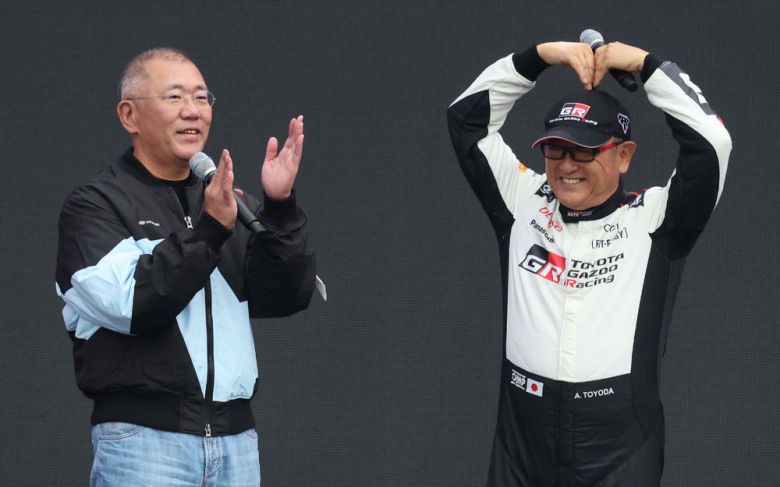 지난해 10월 '현대 N×토요타 가주 레이싱 페스티벌'의 정의선 현대자동차그룹 회장과 도요다 아키오 도요타자동차그룹 회장.  매경DB