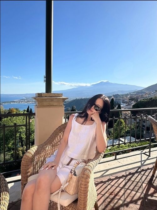 배우 한예슬이 10살 연하의 남편 류성재와 함께 이탈리아 포지타노에서 보내는 ‘신혼 감성’ 가득한 휴양 근황을 공개했다. 사진=한예슬 SNS