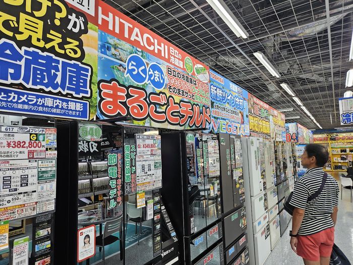 일본 도쿄도 아카하바라 요도바시 매장에 전시된 히타치 냉장고를 한 소비자가 구경하고 있다. [도쿄 = 이승훈 특파원]