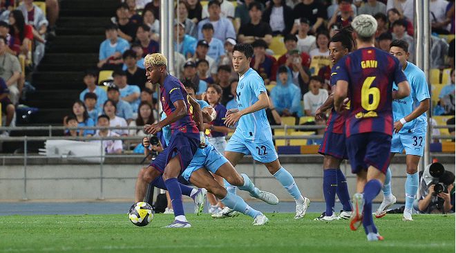 4일 대구스타디움에서 열린 FC바르셀로나 2025 아시아투어 에디션 대구FC와 FC바르셀로나의 경기. 전반전 FC바르셀로나 라민 야말이 돌파 시도하고 있다. 사진=연합뉴스 제공
