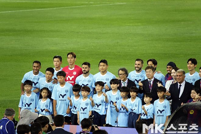 대구 FC 선수들이 FC 바르셀로나전에 앞서서 기념 촬영에 임하고 있다. 사진=이근승 기자