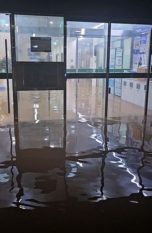 호우 특보가 발효된 3일 오후 전남 무안군 복합문화센터가 빗물에 잠겨 있다. 2025.8.3 [사진 = 연합뉴스]