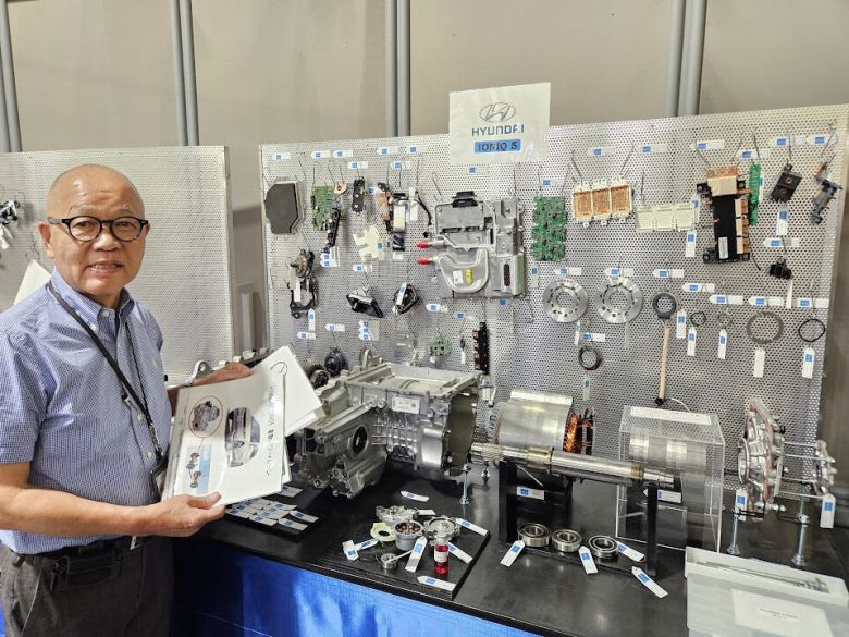 모치즈키 에이지 차세대자동차센터 하마마쓰 센터장이 현대자동차 아이오닉5에 사용된 부품을 살펴보고 있다. 이승훈 특파원