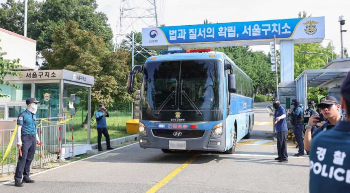 김건희 여사의 의혹을 수사하는 민중기 특검팀이 윤석열 전 대통령에 대한 체포영장 집행을 시도한 지난 1일 경기 의왕시 서울구치소 앞에 호송차량이 지나가고 있다. [사진 = 연합뉴스]