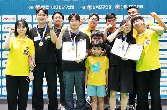 당구동호횐 YB 멤버들이 복식서 우승한 정대현-안유진과 함께 기념촬영하고 있다.
(사진=대한당구연맹)