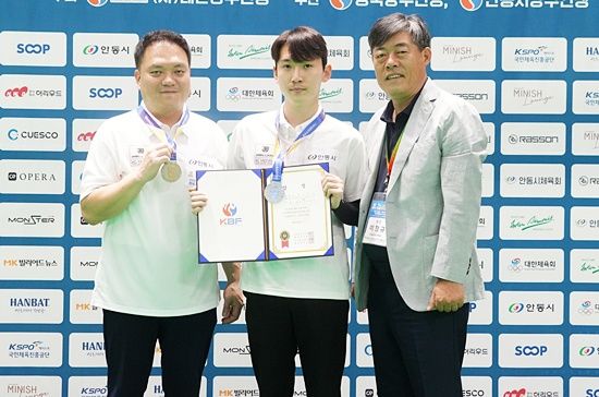 동호인부 준우승을 차지한 JMB3팀(유현중-소지호)이 안동시당구연맹 이창규 회장과 포즈를 취하고 있다. (사진=대한당구연맹)