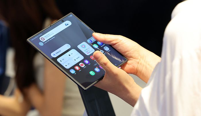 서울 영등포구 여의도 더현대 서울에 마련된 갤럭시 스튜디오에서 한 시민이 진열된 갤럭시Z폴드7을 살펴보고 있다. [사진 = 뉴스1]