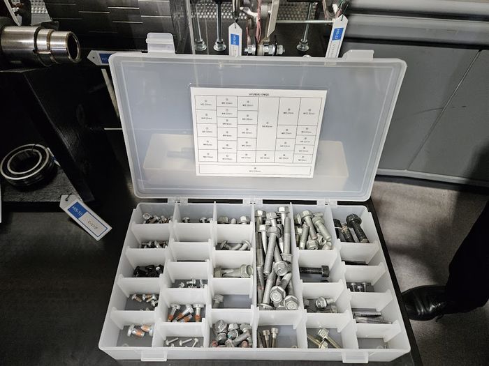 현대자동차 아이오닉5에 사용된 나사를 모아놓은 상자. 한 일본 업체는 모든 나사를 직접 손으로 만지고 측정해 새로운 아이디어를 얻어 가기도 했다. [도쿄 이승훈 특파원]