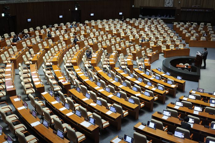 5일 국회 본회의에서 노종면 더불어민주당 의원이 방송법 일부개정법률안 관련 무제한 토론(필리버스터)을 이어가고 있다. [사진 출처 = 연합뉴스]