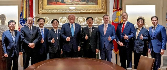 서로 ‘엄지척’ 했지만 車관세 발효 대체 언제쯤일까··· 도널드 트럼프 미국 대통령(가운데)가 지난달 한미 무역협상 타결을 기념하며 엄지척 제스처로 기념 촬영을 하고 있다. <사진=트럼프 소셜미디어 계정>