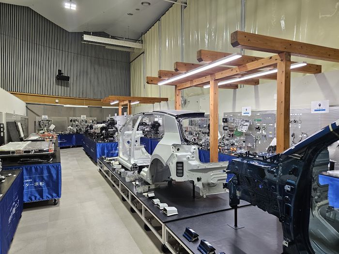 글로벌 자동차 회사의 절개된 전기차와 부품 등이 전시된 하마마쓰시의 차세대자동차센터 벤치마크실. [도쿄 이승훈 특파원]