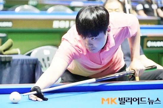 김행직이 4일 경북 안동 실내체육관에서 열린 ‘2025 안동시장배 전국3쿠션당구대회’ 128강전에서 애버리지 3.077, 하이런8점 등 매서운 공격을 앞세워 김민철을 꺾고 64강에 진출했다.