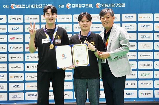 정대현-안유진(YB4)이 최근 안동실내체육관에서 열린 ‘2025 안동시장배 전국3쿠션당구대회’에서 역전-재역전 접전 끝에 유현중-소지호(JMB3)를 꺾고 동호인부 복식 정상에 올랐다. YB4팀이 안동시당구연맹 이창규 회장과 기념촬영하고 있다. (사진=대한당구연맹)