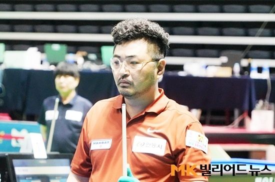 안지훈이 5일 경북 안동실내체육관에서 열린 ‘2025 안동시장배 전국3쿠션당구대회’ 남자 3쿠션 32강전에서 하이런17점, 애버리지 3.077 등 매서운 공격을 뽐내며 박준영을 완파, 16강에 올랐다.