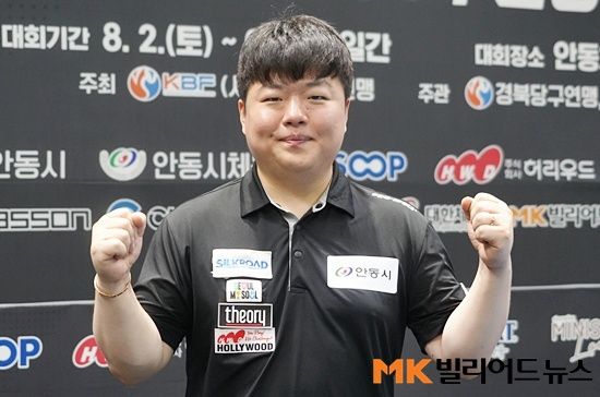 조명우가 6일 경북 안동시 안동실내체육관에서 열린 ‘2025 안동시장배 전국3쿠션당구대회’ 남자 3쿠션 결승전에서 10점대 하이런 두 방을 앞세워 김행직을 물리치고 정상에 올랐다. 우승을 확정한 후 세리모니하고 있는 조명우.