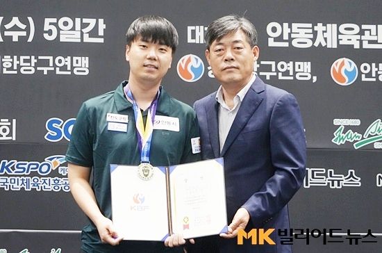 올해 첫 우승에 도전했던 김행직은 조명우에 막혀 3월 국토정중앙배에 이어 두 번째  준우승에 머물렀다. 안동시당구연맹 이창규 회장과 포즈를 취한 김행직.