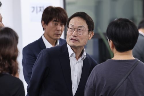 서울시교육감 보궐선거일인 지난해 10월 16일 오후 조희연 전 서울시교육감이 서울 마포구에 마련된 정근식 후보의 사무실을 방문하고 있다. [사진 출처 = 연합뉴스]