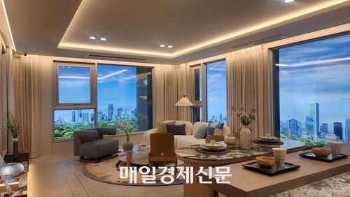 지난 1일 부산광역시 해운대구에 위치한 ‘부산 서면 써밋 더뉴’ 견본주택. 우물형 천장 기준 최대 층고를 260cm까지 높여 개방감을 높인 모습이다. [사진=위지혜 기자]