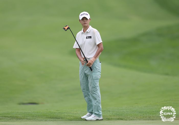 박성현이 7일 제주삼다수 마스터스 1라운드 15번홀에서 퍼트를 한 뒤 구르는 공을 바라보고 있다. KLPGA